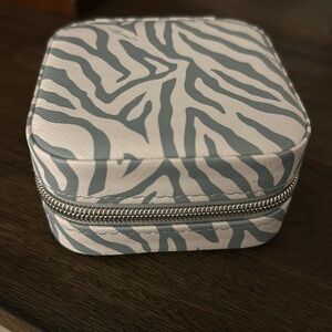Travel jewelry box